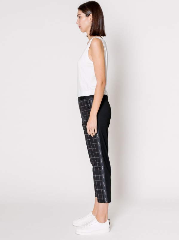 Pantalone chino con nastro logato