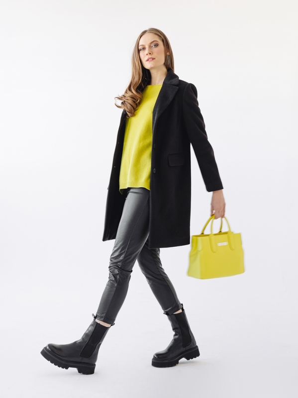 Cappotto nero di linea diritta