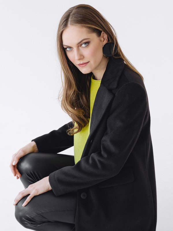 Cappotto nero di linea diritta