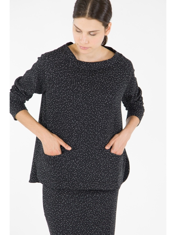 T-shirt stondata con fantasia puntinata