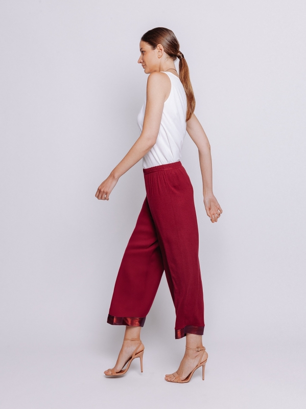 Kurze Hose mit schillerndem Saum