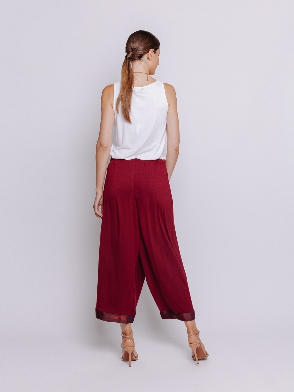 Kurze Hose mit schillerndem Saum