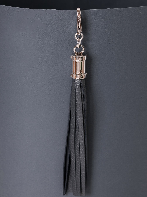 Charm con frange in pelle e dettagli sivler