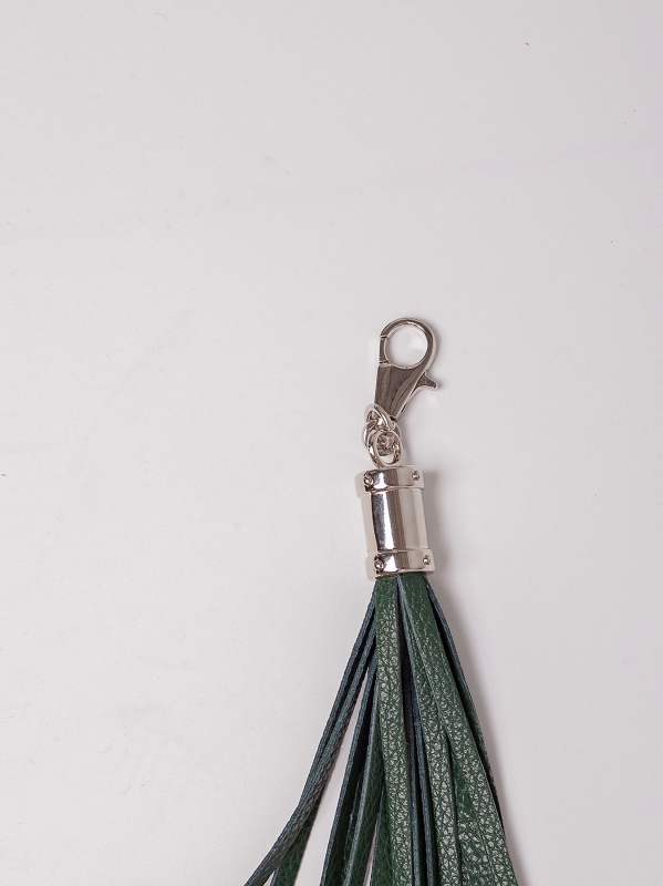Charm con frange in pelle e dettagli sivler