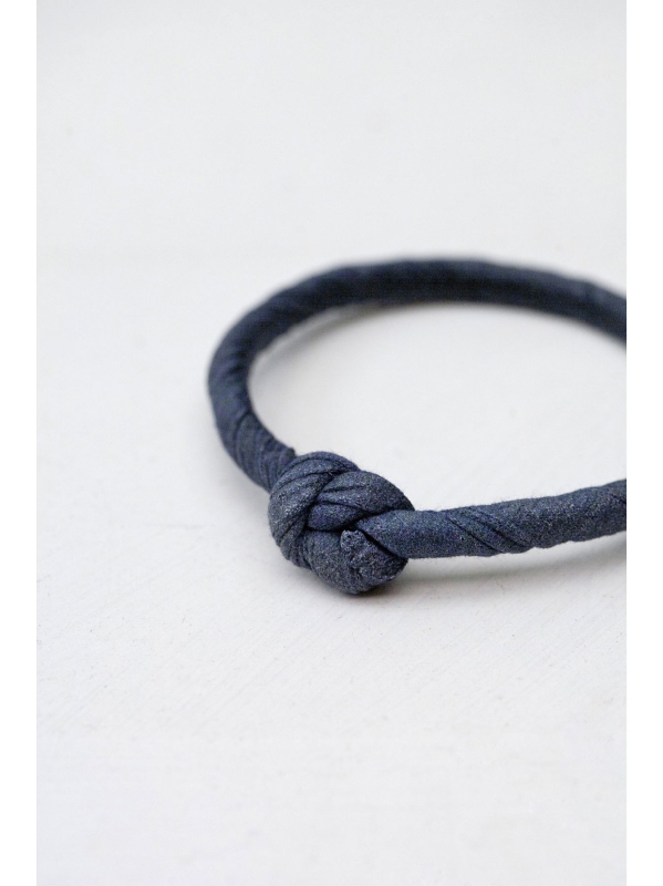 Bracciale rigido con nodo