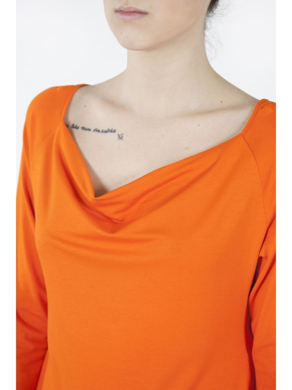 T-shirt con scollo drappeggiato