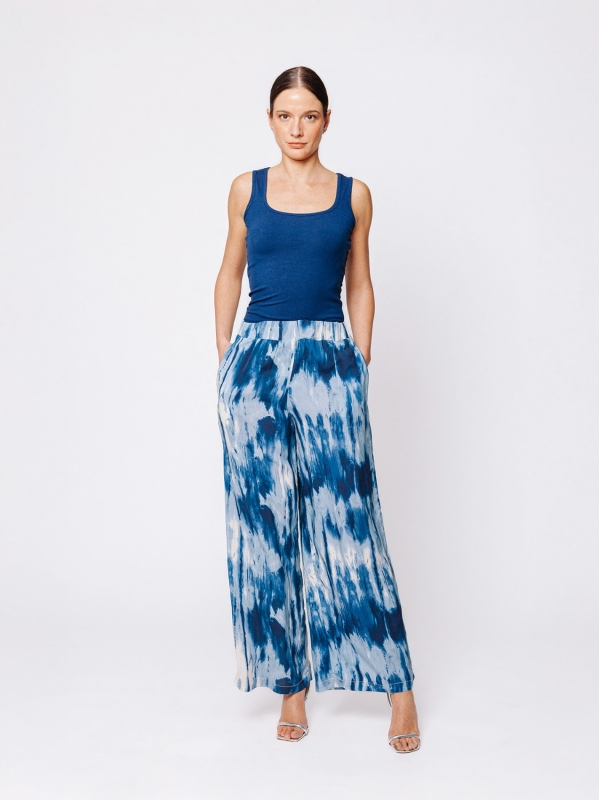 Pantalone palazzo in viscosa stampata “Blu in Movimento”