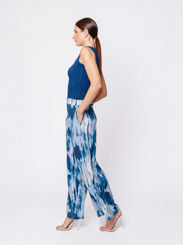 Pantalone palazzo in viscosa stampata “Blu in Movimento”