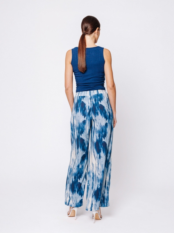 Pantalone palazzo in viscosa stampata “Blu in Movimento”