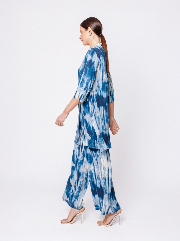 Camicia svasata con collo alla coreana in viscosa stampata 