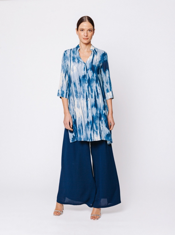 Camicia svasata con collo alla coreana in viscosa stampata 