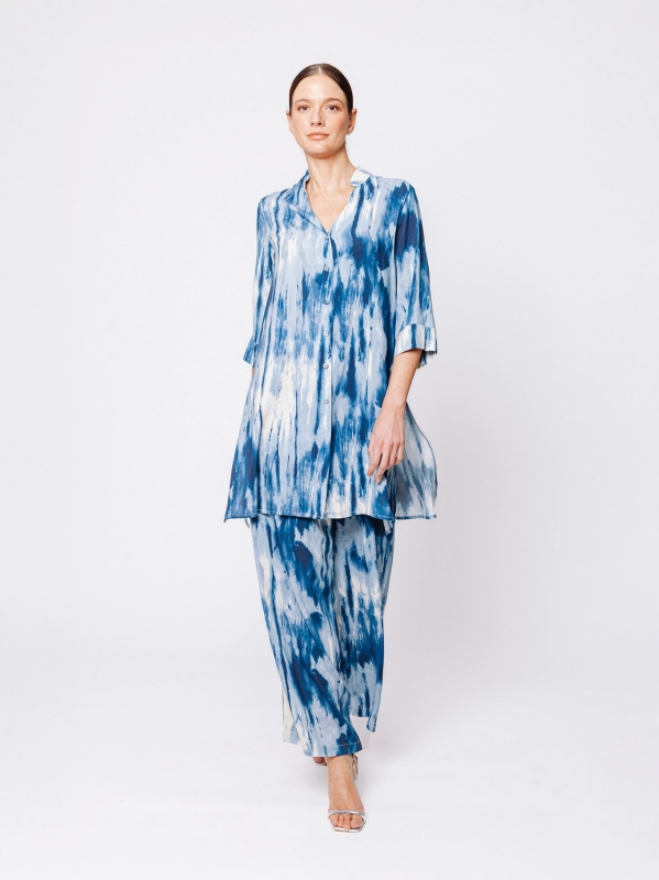 Camicia svasata con collo alla coreana in viscosa stampata "Blu in movimento"