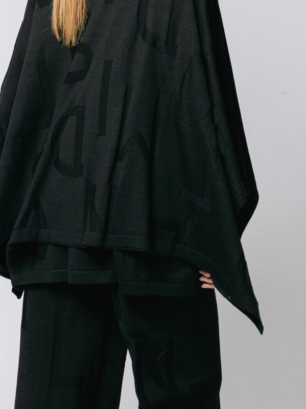 Poncho Scalato in Jacquard Lettering