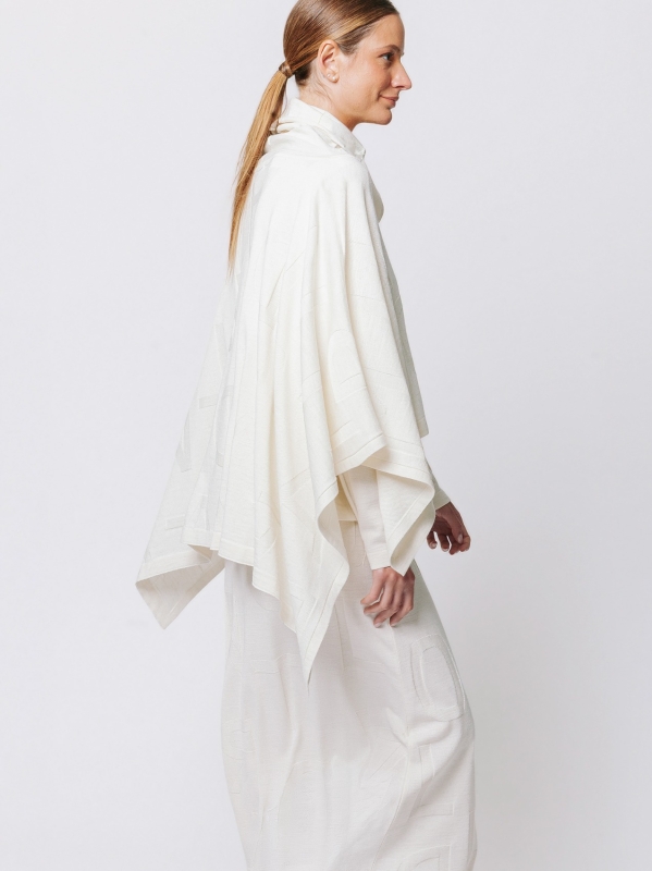 Poncho Scalato in Jacquard Lettering
