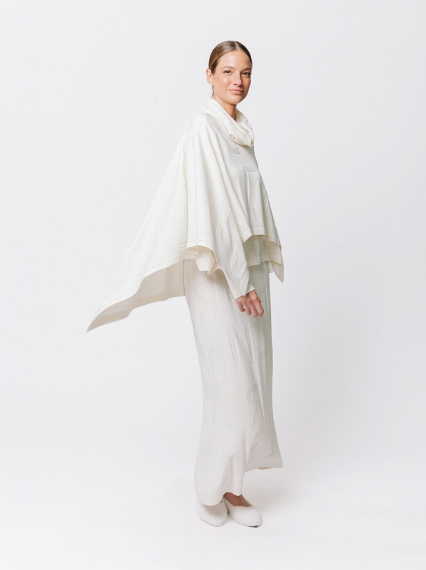 Poncho Scalato in Jacquard Lettering