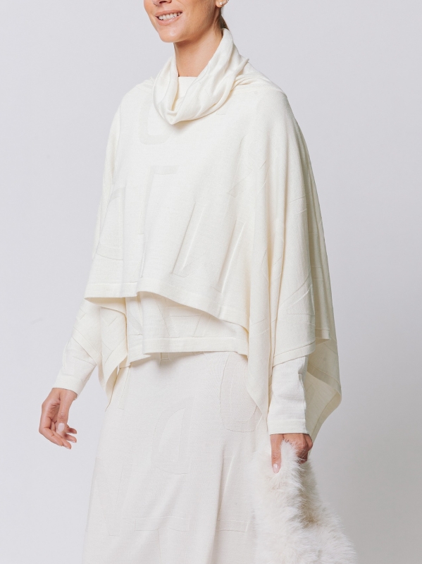 Poncho Scalato in Jacquard Lettering