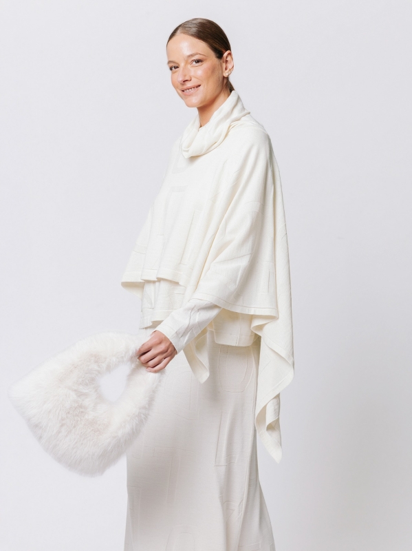 Poncho Scalato in Jacquard Lettering