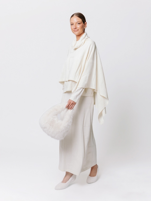 Poncho Scalato in Jacquard Lettering