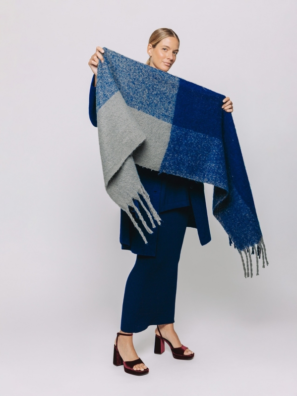 Maxi-Schal mit blauen und grauen Karos