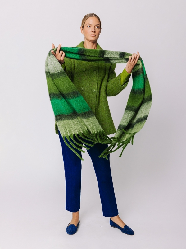 Grüner Maxischal mit schattierten Streifen