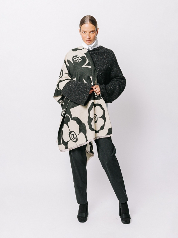 Schwarz-weißer Jacquard-Schal mit Blumenmuster