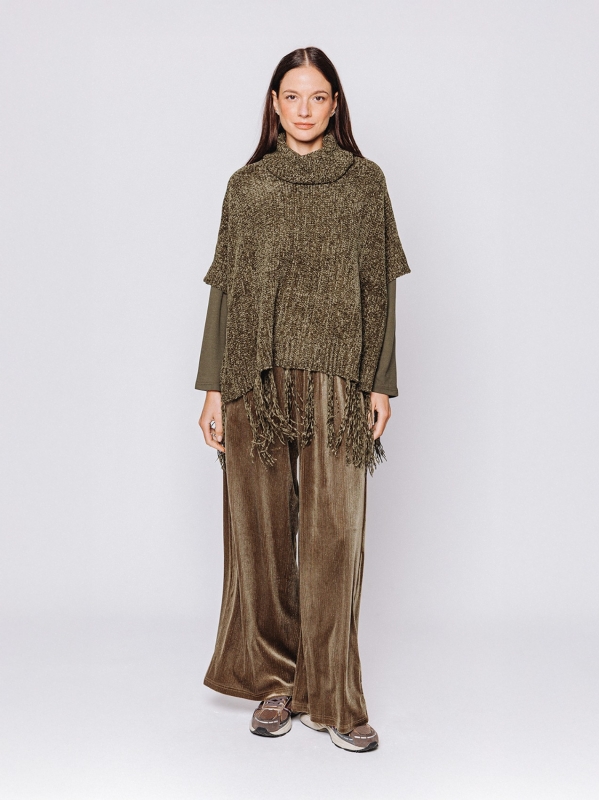 Poncho con collo alto e frange