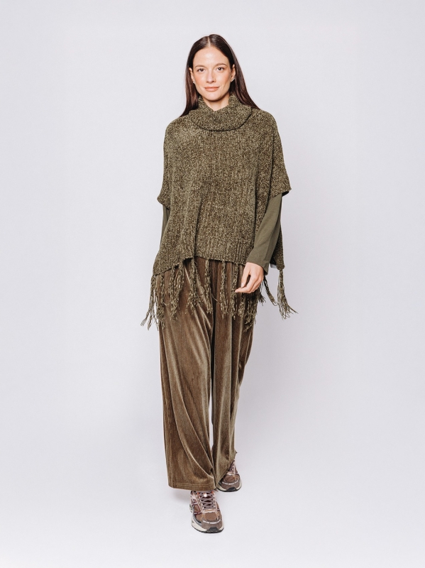 Poncho con collo alto e frange