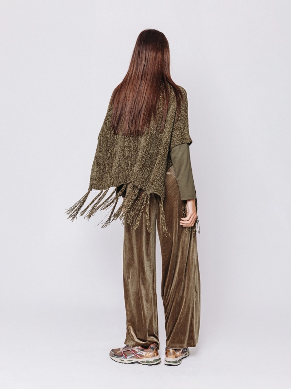 Poncho con collo alto e frange