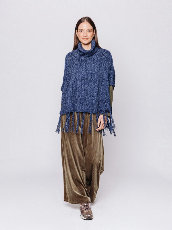 Poncho con collo alto e frange