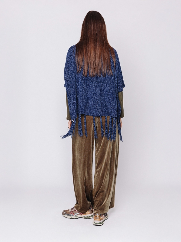 Poncho con collo alto e frange