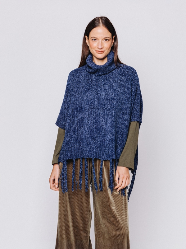 Poncho con collo alto e frange