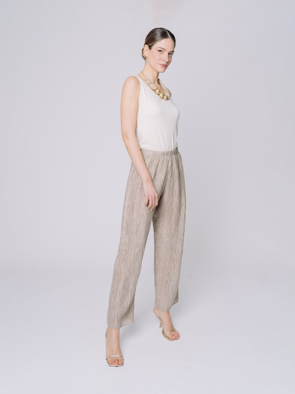 Trousers with raised workmanship