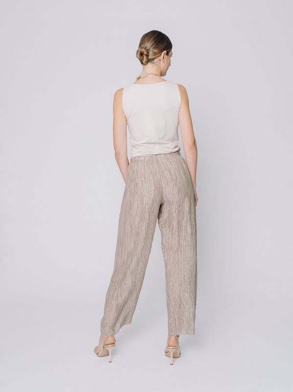 Trousers with raised workmanship