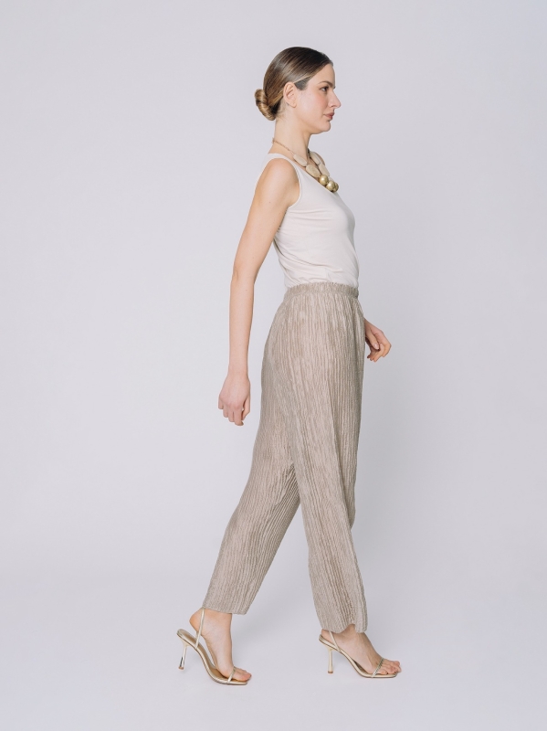 Trousers with raised workmanship
