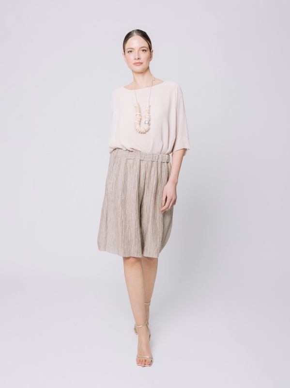 Bermuda shorts with embossed workmanship