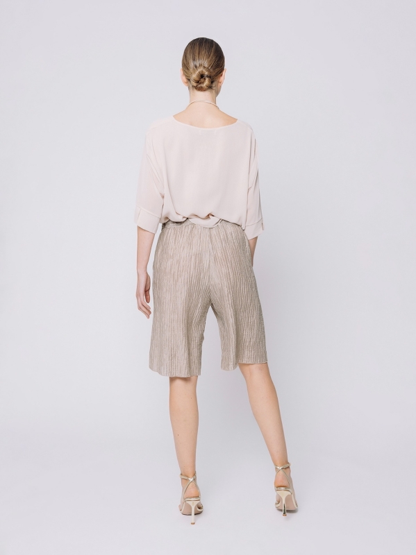 Bermuda shorts with embossed workmanship