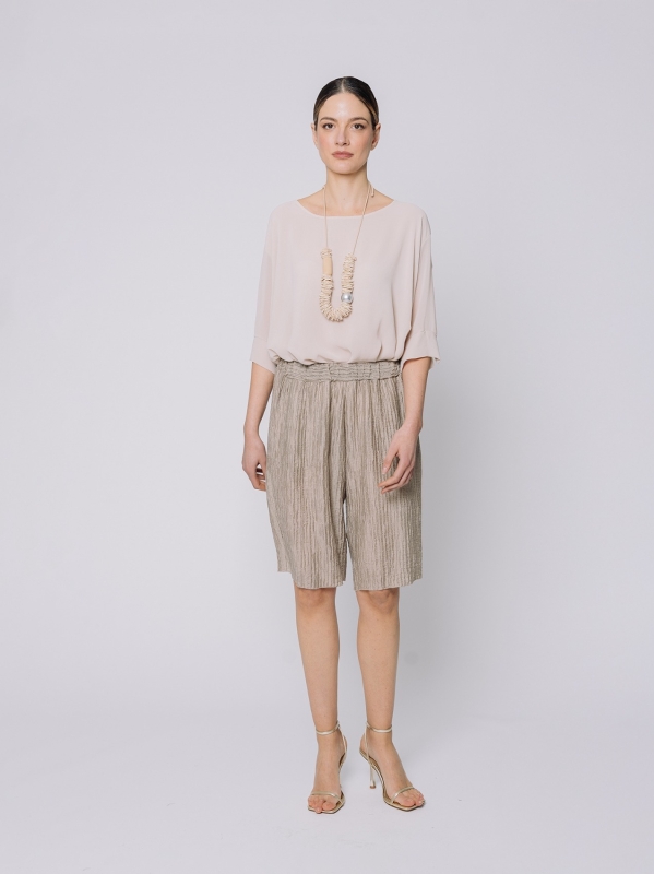 Bermuda shorts with embossed workmanship