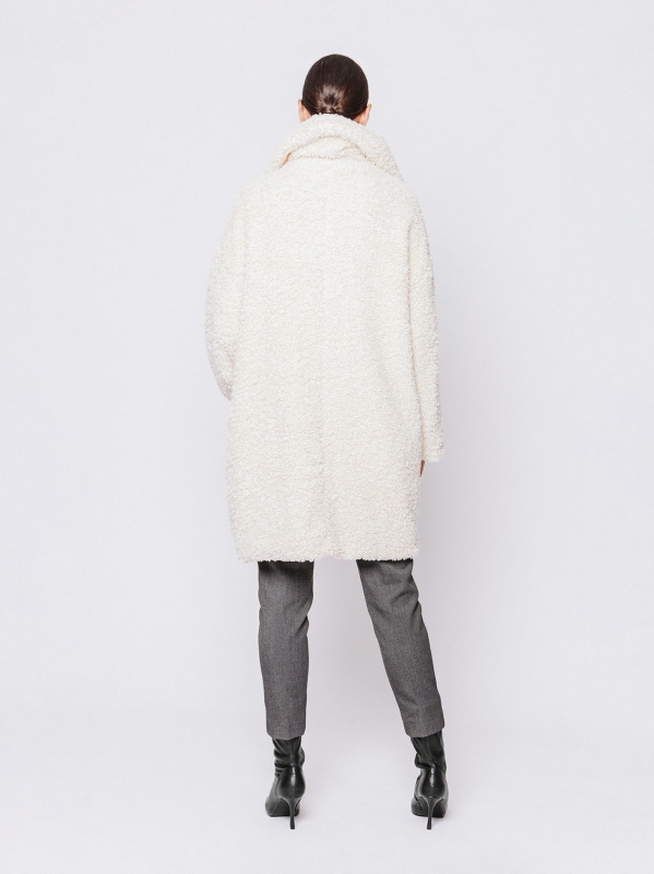 Cappotto in ecofur con lavorazione bouclé