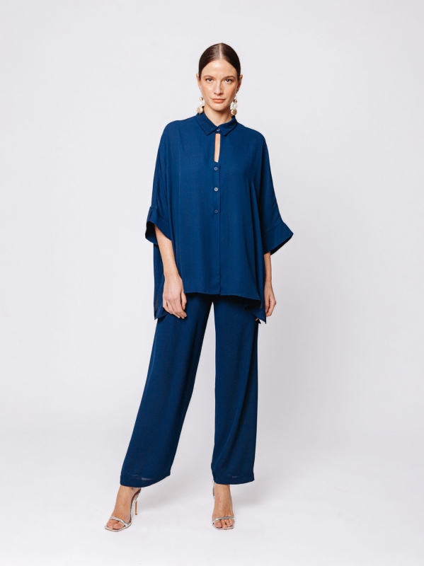 Camicia over in tripla georgette blu con collo alla coreana