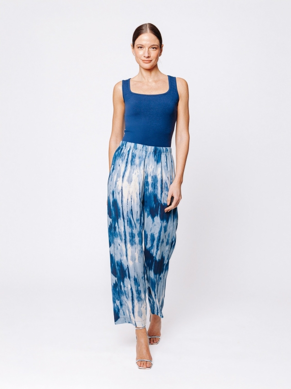 Pantalone affusolato in viscosa stampata “Blu in Movimento”