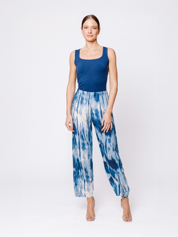 Pantalone affusolato in viscosa stampata “Blu in Movimento”