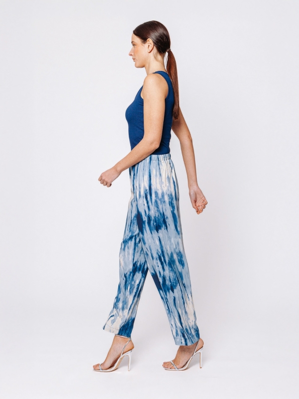 Pantalone affusolato in viscosa stampata “Blu in Movimento”