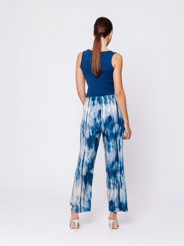 Pantalone affusolato in viscosa stampata “Blu in Movimento”