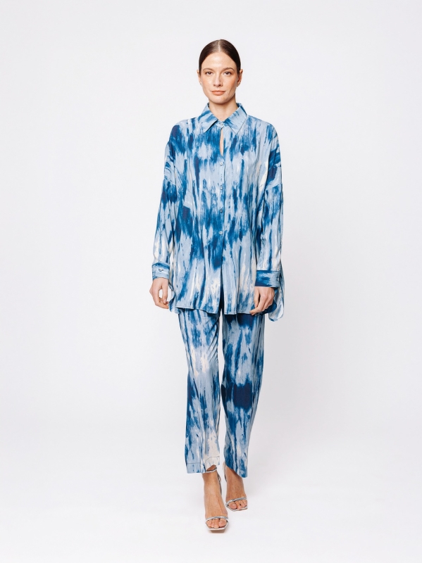Camicia over boxy in viscosa stampata “Blu in Movimento”
