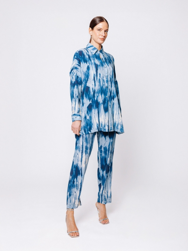 Camicia over boxy in viscosa stampata “Blu in Movimento”