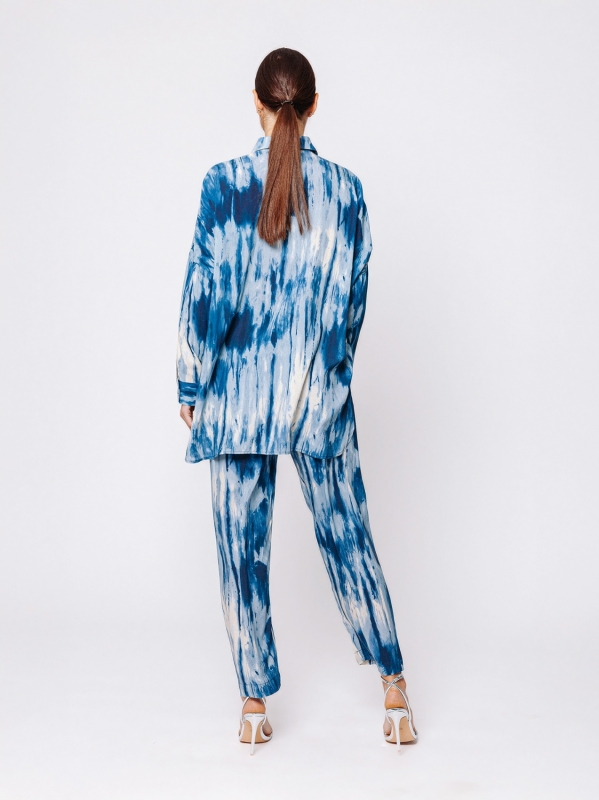 Camicia over boxy in viscosa stampata “Blu in Movimento”