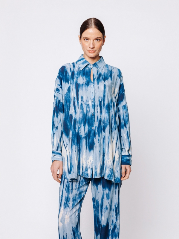 Camicia over boxy in viscosa stampata “Blu in Movimento”