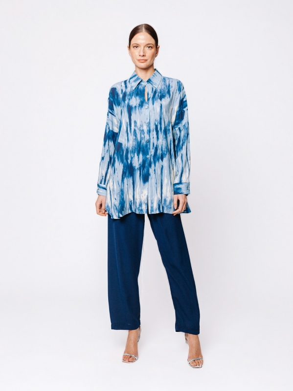 Camicia over boxy in viscosa stampata “Blu in Movimento”