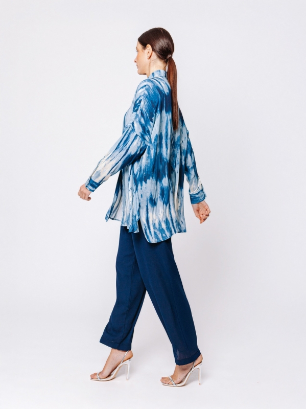 Camicia over boxy in viscosa stampata “Blu in Movimento”