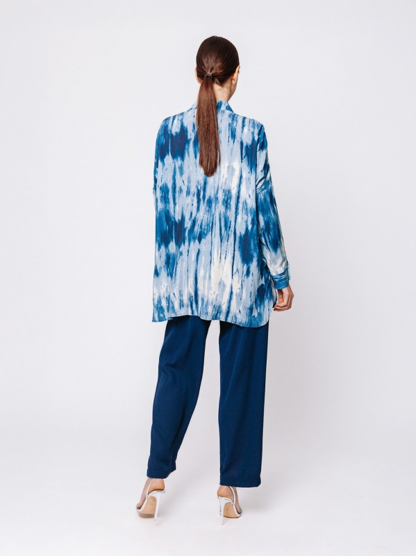 Camicia over boxy in viscosa stampata “Blu in Movimento”